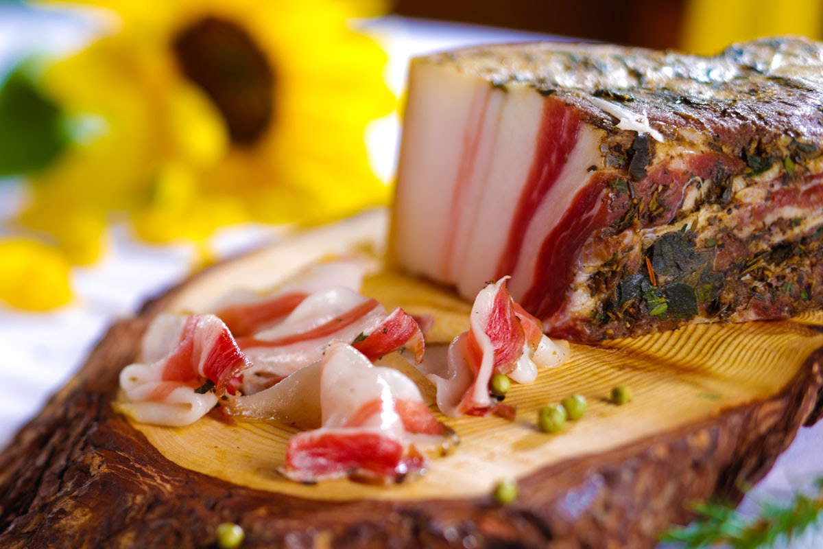 Speck auf Holzbrett